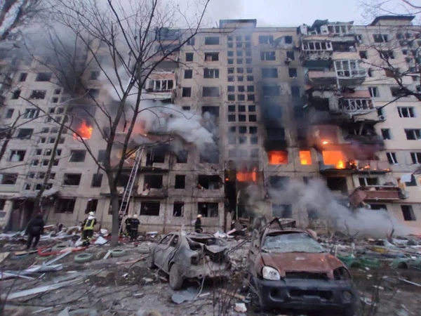 Bombeiros tentam resgatar civis de prédio em chamas na capital ucraniana, Kiev, após bombardeio russo - Metrópoles