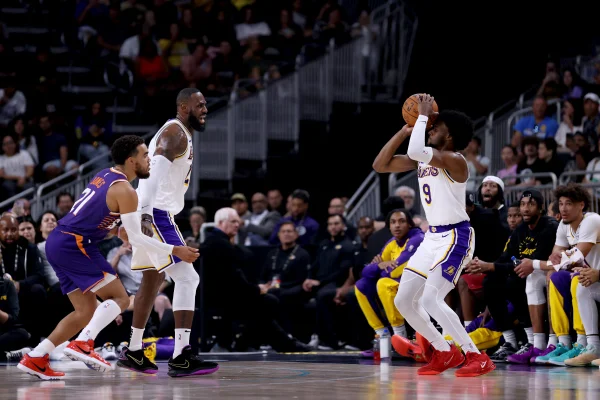 Foto colorida de LeBron James e Bronny James juntos - metrópoles