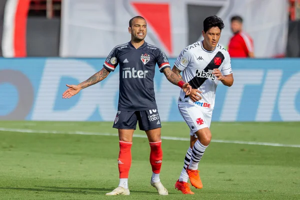 Daniel Alves e Germán Cano