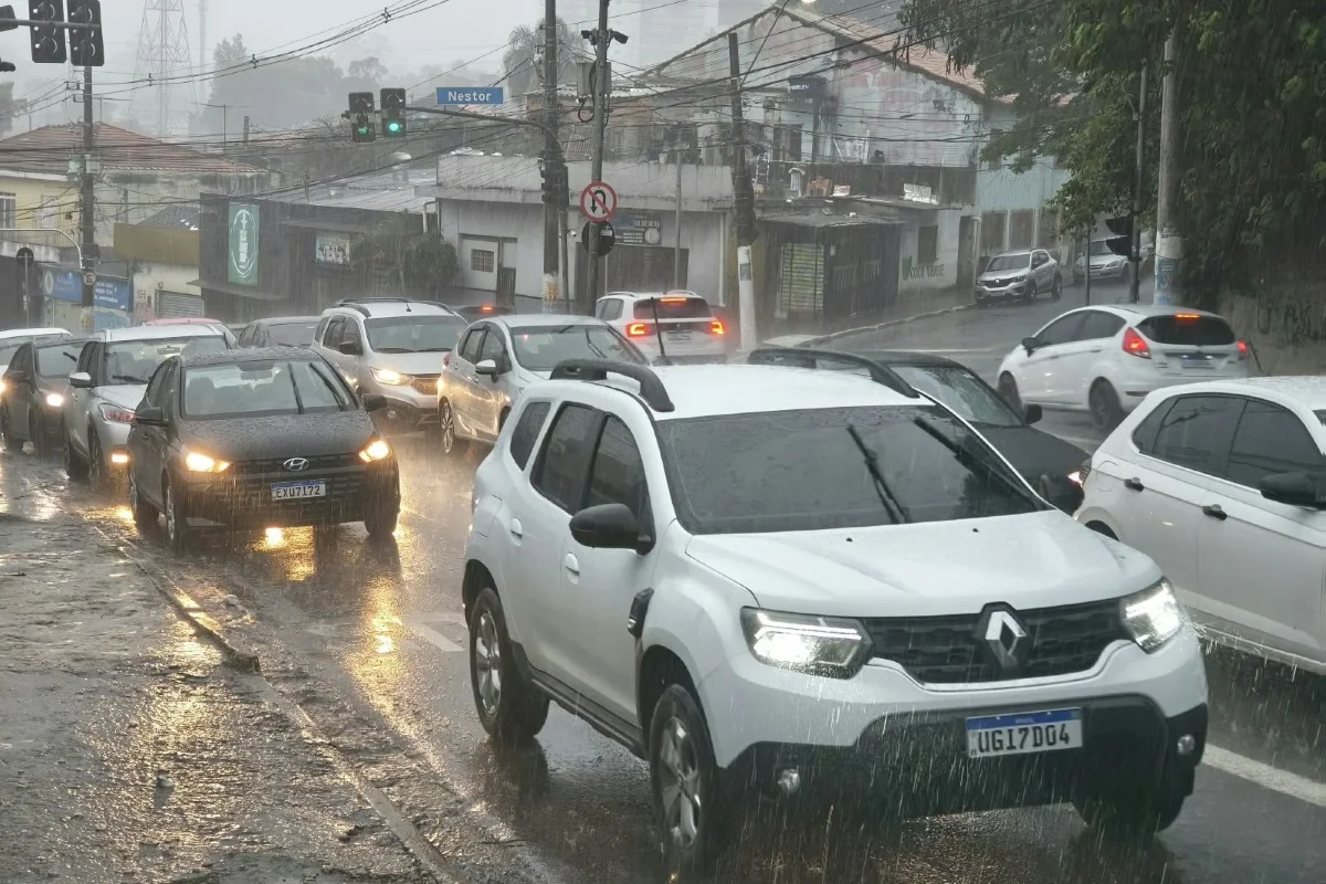 Chuva na Estrada de Campo Limpo, zona sul de SP Chuva na Estrada de Campo Limpo, zona sul de SP