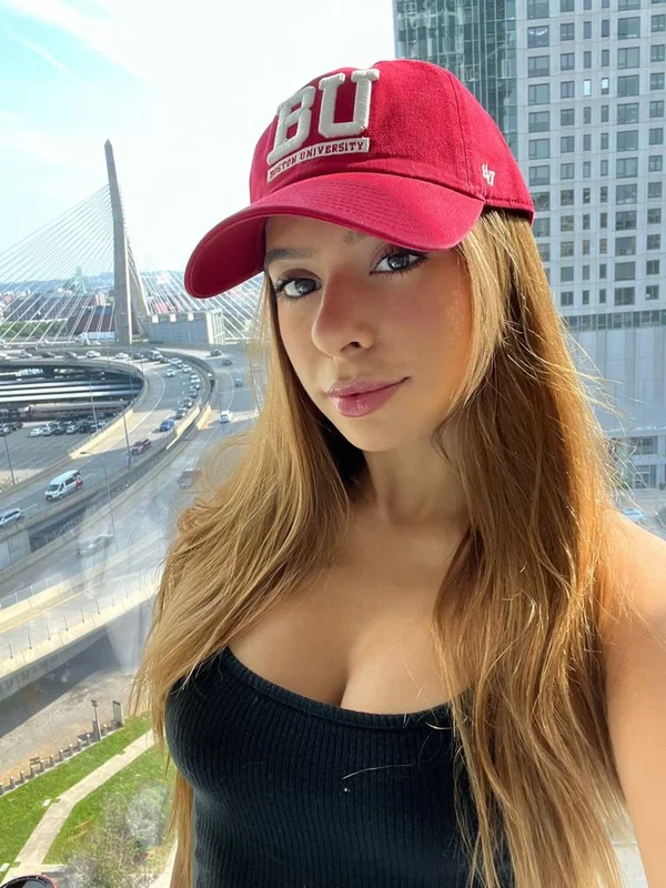Cantora dinamarquesa Emilia Pedersen investe na faculdade de medicina - destaque galeria Cantora dinamarquesa Emilia Pedersen investe na faculdade de medicina - destaque galeria
