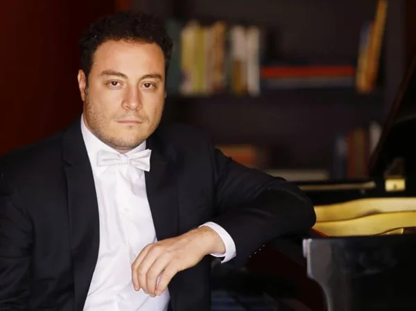 Pianista Fernando Calixto faz concerto intimista com obras de Mozart