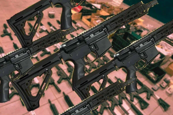 Arte gráfica de fuzis grandes sobre fundo no qual há dezenas das armas colocados no chão - Metrópoles