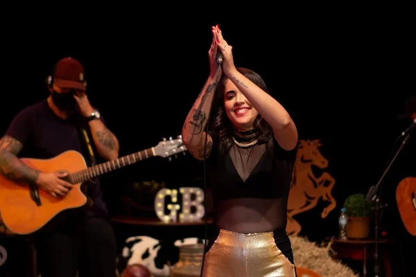 Cantora sertaneja morre após capotar o carro no interior de São Paulo