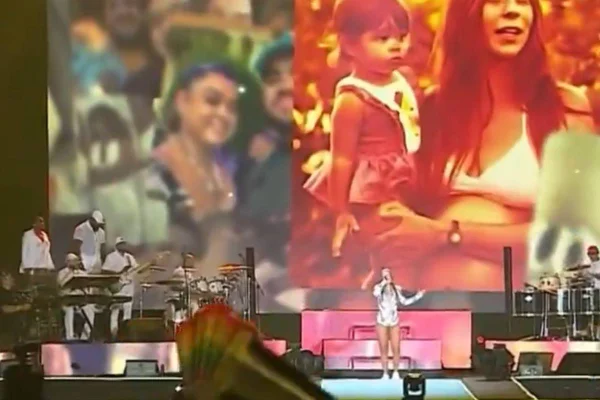 Foto colorida do show de Ivete Sangalo em homenagem a Preta Gil em Copacabana - Metrópoles