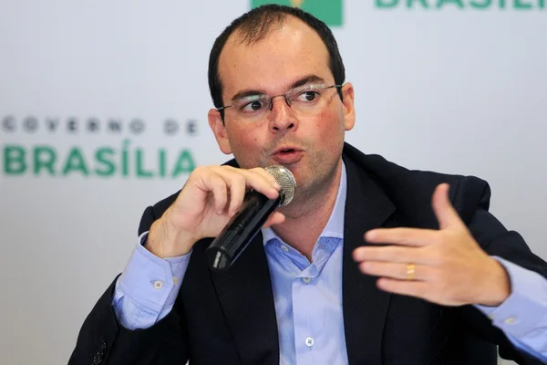 Secretário Arthur Bernardes pede fechamento de empresa em Goiás