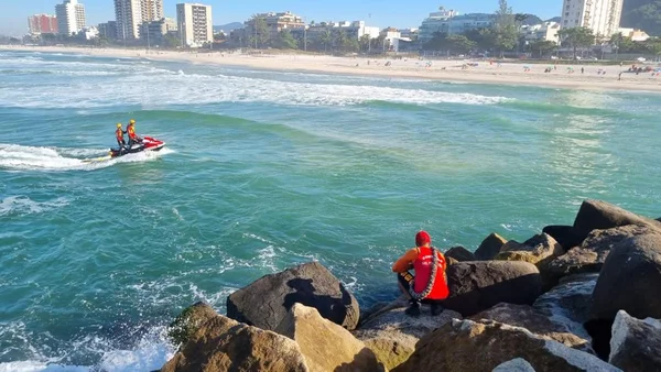 Jovem morre e outro está desaparecido após afogamento na Barra, no RJ 1