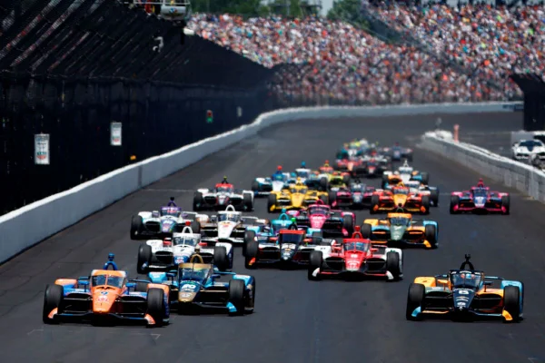 Sueco vence as 500 milhas de Indianápolis; Tony Kanaan chega em 3º