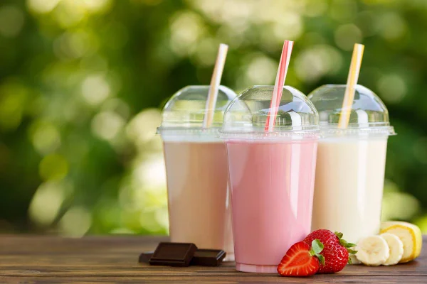 Foto colorida com três copos com smoothies