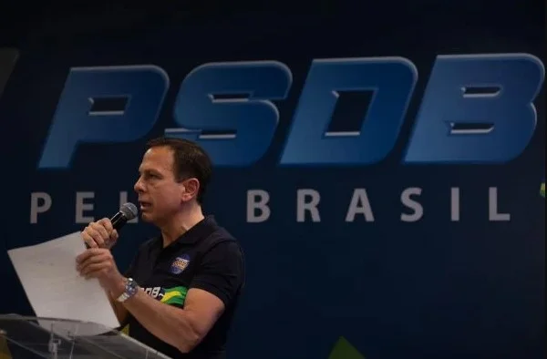 João Doria, governador de São Paulo. Ele veste camiseta escura e está de mascara - Metrópoles