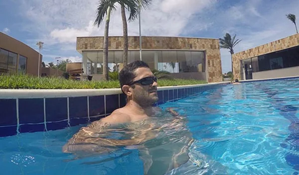 PM que deveria estar preso por matar mulher é fotografado na piscina