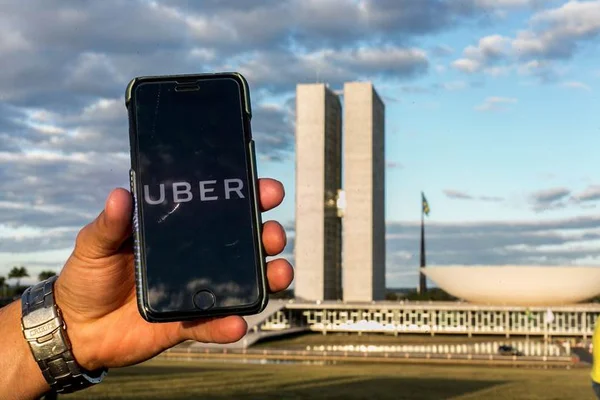 Prazo para aplicativos acaba e só Uber regulariza atividades no GDF