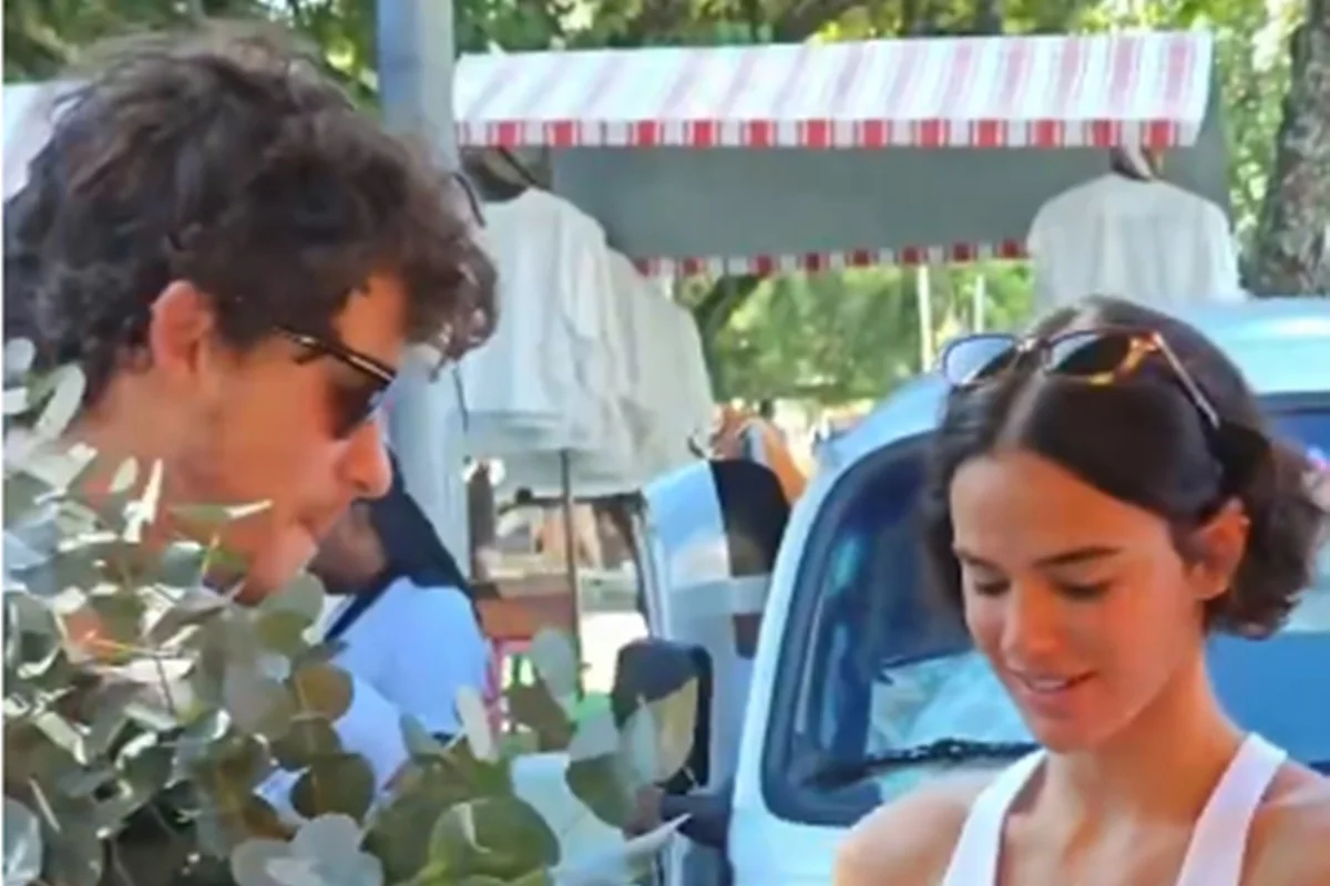 Bruna Marquezine e Shawn Mendes em feira da Barra da Tijuca Bruna Marquezine e Shawn Mendes em feira da Barra da Tijuca