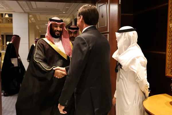 Análise: na Arábia, Bolsonaro descobre que visitar é ato político