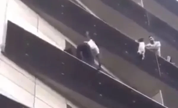 Jovem imigrante escala quatro andares em Paris para resgatar criança