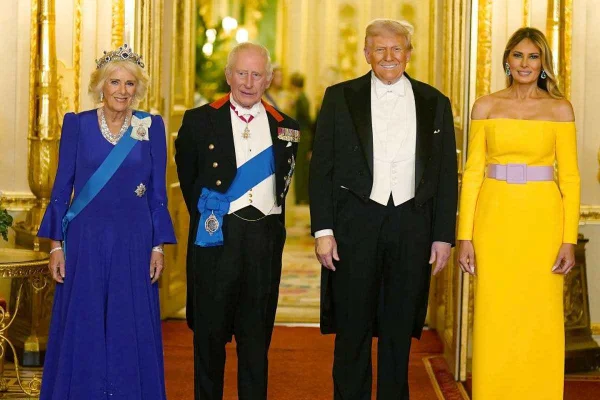 Donald e Melania Trump unidos em foto com o Rei Charles e Rainha Camila