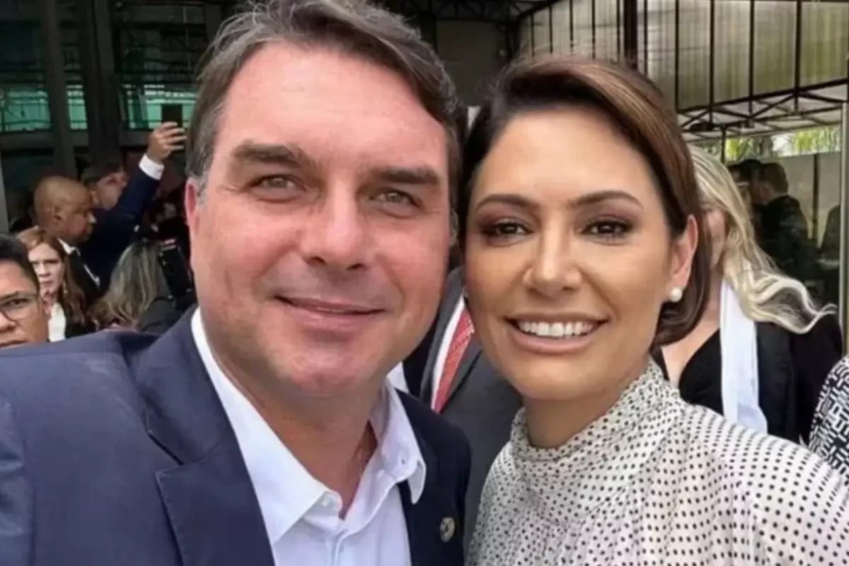 Flávio declara apoio e deseja melhoras a Michelle em convenção do PL-DF