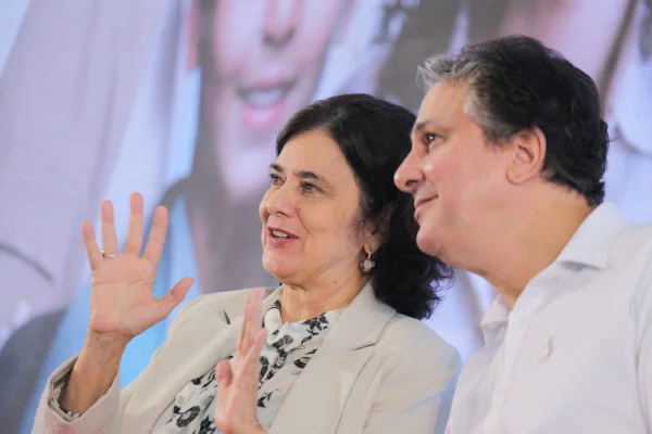 Nisia Trindade e Camilo Santana estiveram em evento contra a dengue em Ceilândia