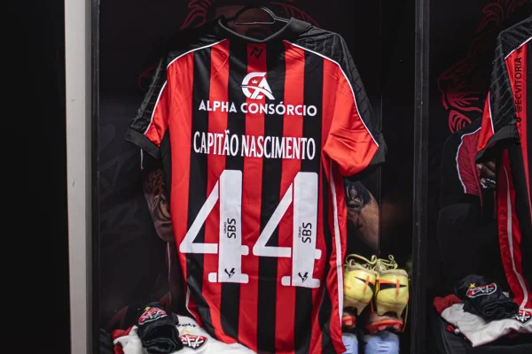 Foto colorida do uniforme do Vitória - Metrópoles