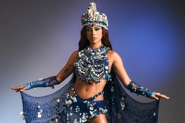 foto colorida de Anitta de fantasia - metrópoles