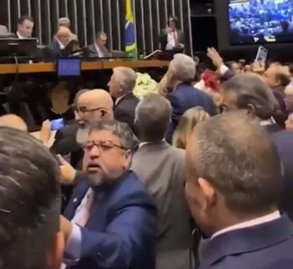 Imagem do momento em que o deputado Washington Quaquá (PT-RJ) dá um tapa no rosto de Messias Donato (Republicanos-ES) no plenário da Câmara - Metrópoles