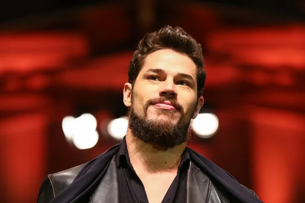 José Loreto posa ao lado de Bella e sorriso dela encanta