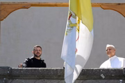 O Papa e o Presidente olham da varanda da Villa Barberini