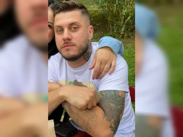 Imagem de homem branco, com olhos verdes e braço tatuado - Metrópoles