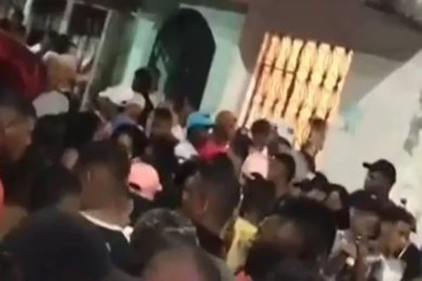 Salvador: multidão ignora isolamento social e participa de festa “paredão”