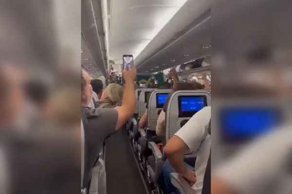 Imagem colorida mostra o interior de avião em que brasileiros tem sido resgatados em Israel - Metrópoles