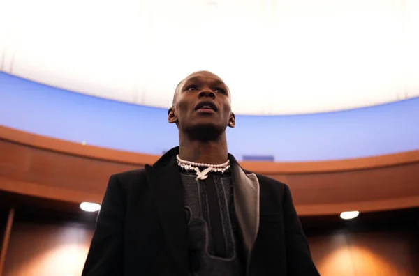 Nigeriano Adesanya foi preso em Nova York por portar soco-inglês