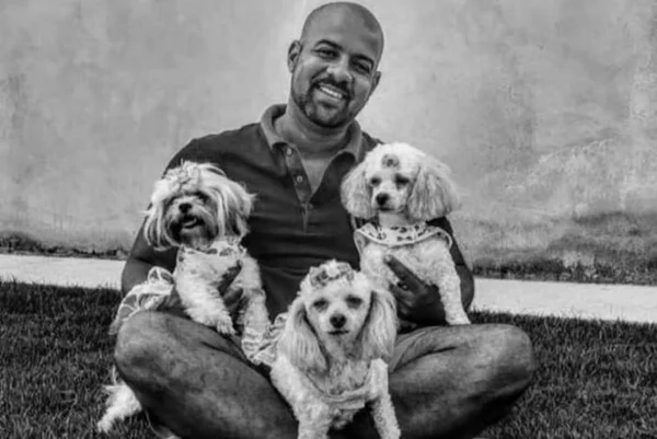 Leonardo Pinheiro com 3 cachorrinhas