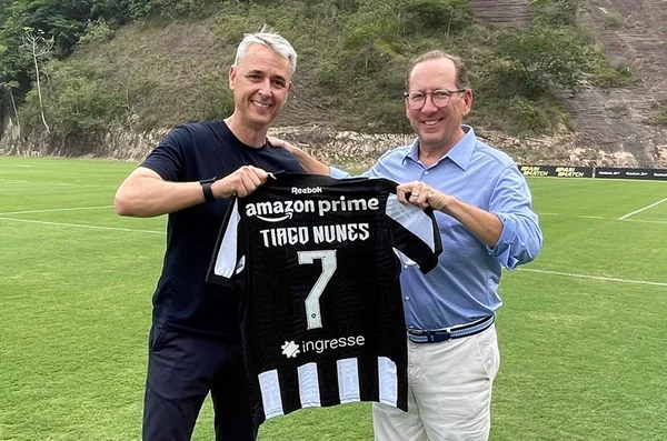 Imagem colorida de Tiago Nunes ao lado de John Textor - Metrópoles