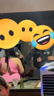 Policiais surpreendem convidadas de chá de lingerie Policiais surpreendem convidadas de chá de lingerie