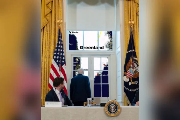 Casa Branca divulga imagem de Trump “observando” mapa da Groenlândia