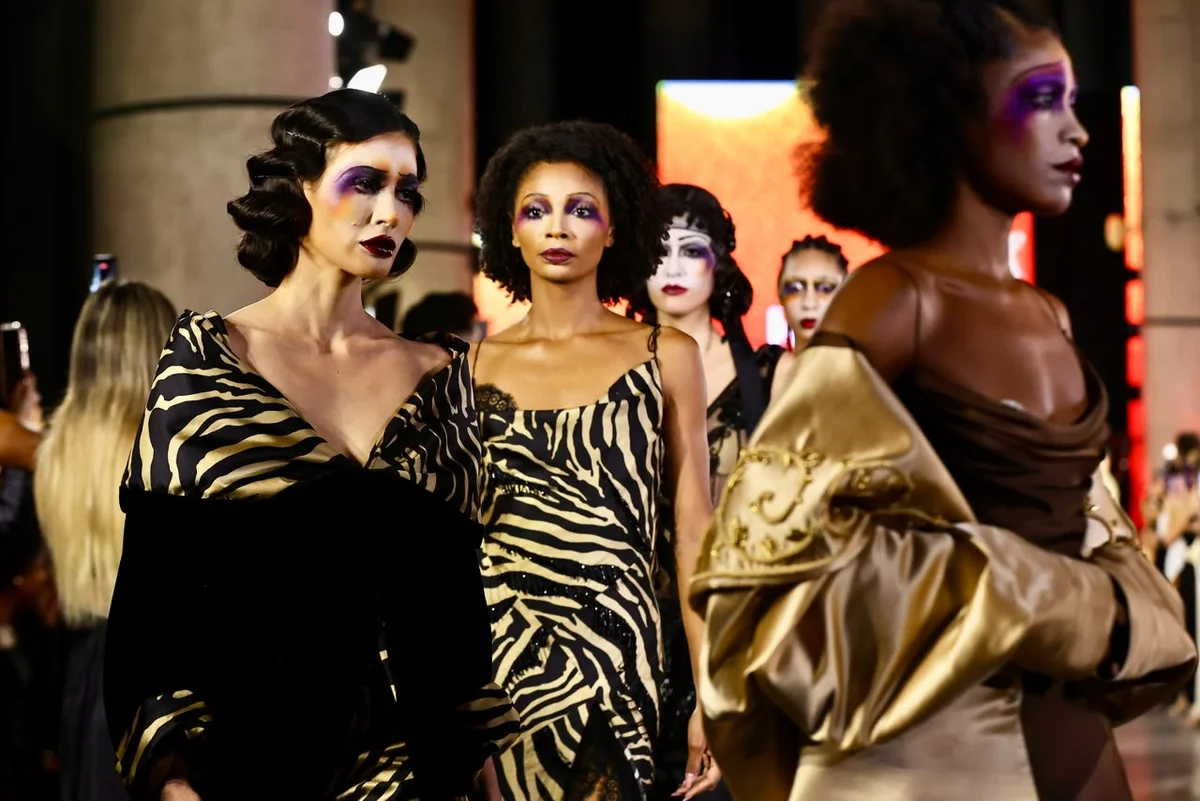 Metrópoles Catwalk: 4º dia tem estrelas e referências ao cinema e à música - imagem 6 Metrópoles Catwalk: 4º dia tem estrelas e referências ao cinema e à música - imagem 6