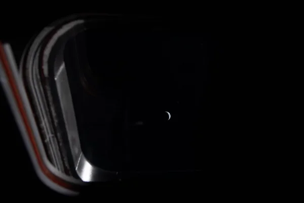 Imagem da Nasa mostra a lua vista da espaçonave Orion. Metrópoles