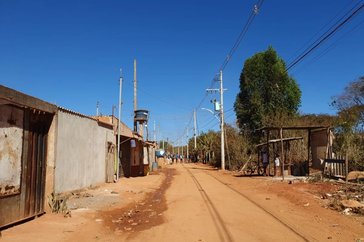 Área ocupada irregularmente no Parque Nacional começa a ser derrubada Área ocupada irregularmente no Parque Nacional começa a ser derrubada