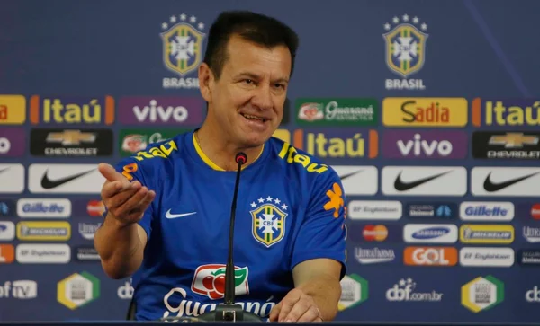 Dunga admite que seleção não tem entrosamento
