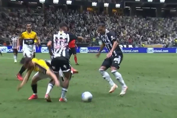 Imagem colorida de jogador do atlético-mg lesão contra criciúma - Metrópoles