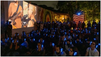 Após denúncias por barulho, espaço adota fones e faz shows silenciosos