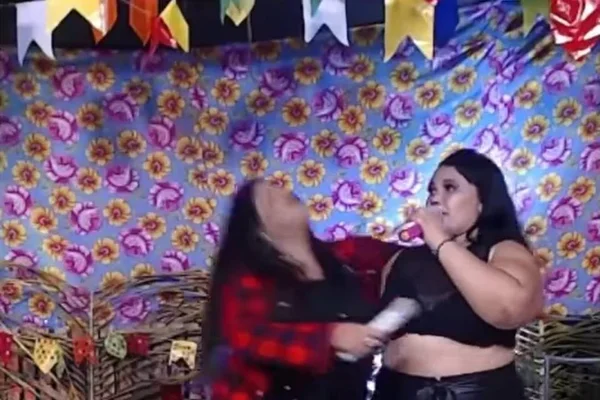 Cantora desmaia durante live e parceira segue cantando: “Continua”