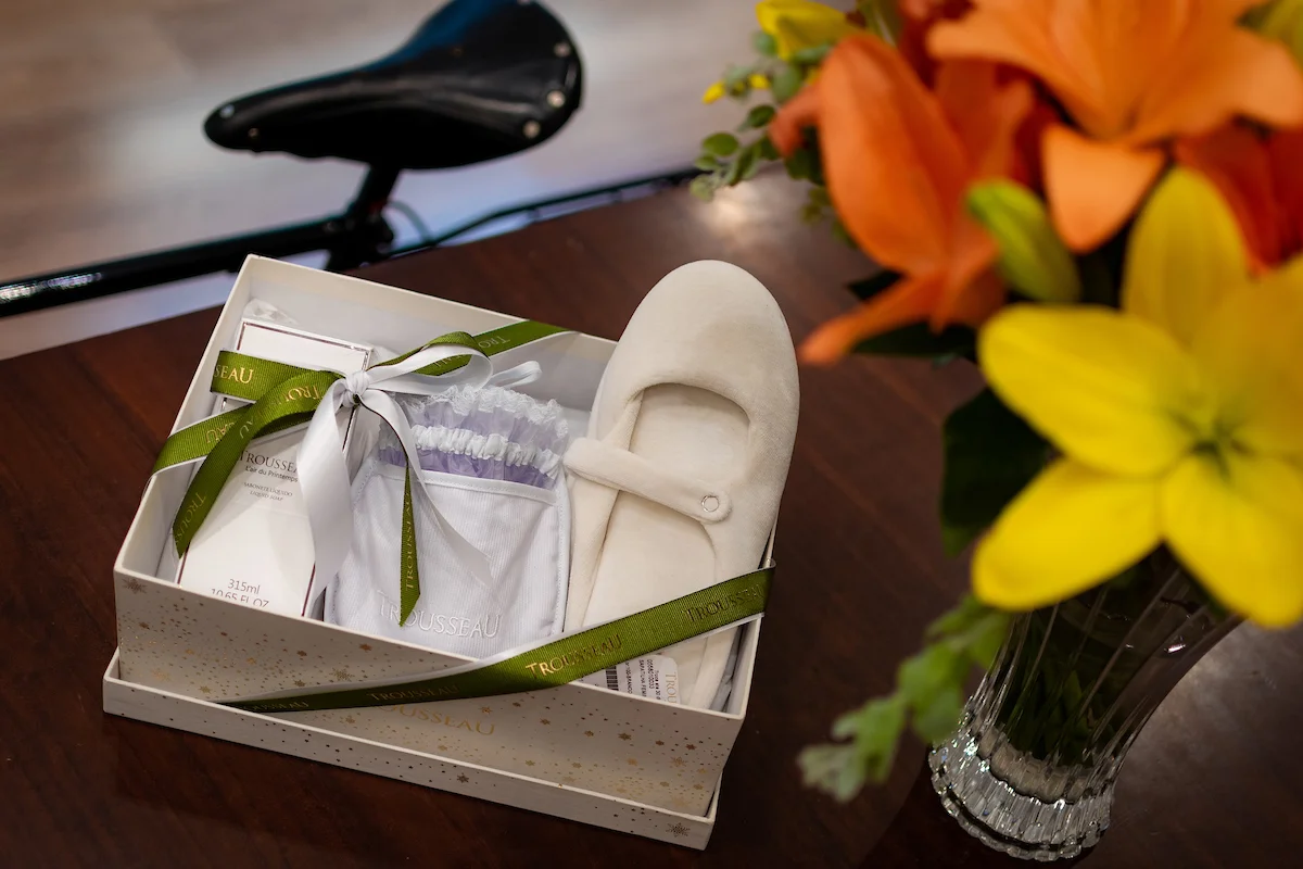 Caixa com pantufa, touca, luva de banho e sabonete líquido, da Trousseau - R$ 680 Caixa com pantufa, touca, luva de banho e sabonete líquido, da Trousseau - R$ 680