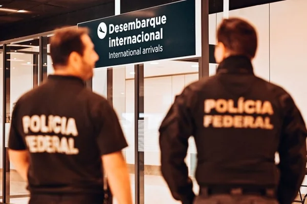 Interpol: brasileiros foragidos deportados dos EUA são presos pela PF