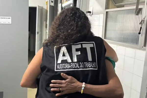 Mulher abraçada por auditora fiscal do trabalho - Metrópoles