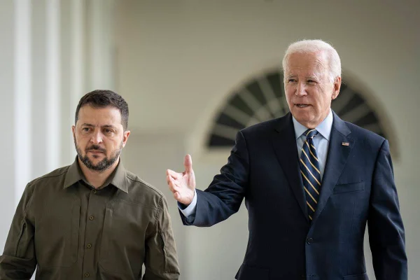 Imagem colorida mostra Joe Biden e Volodymyr Zelensky - Metrópoles