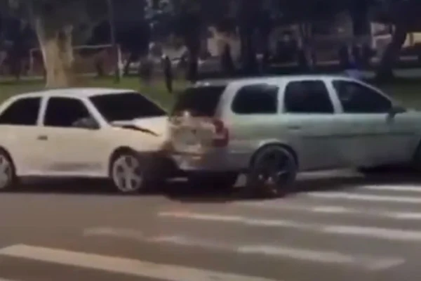 Print de vídeo que mostra motoristas usando carros em "bate-bate". - Metrópoles