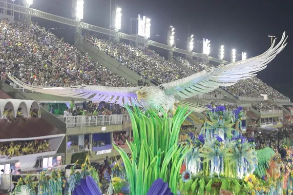 Carnaval não pode, desfile de escolas pode?
