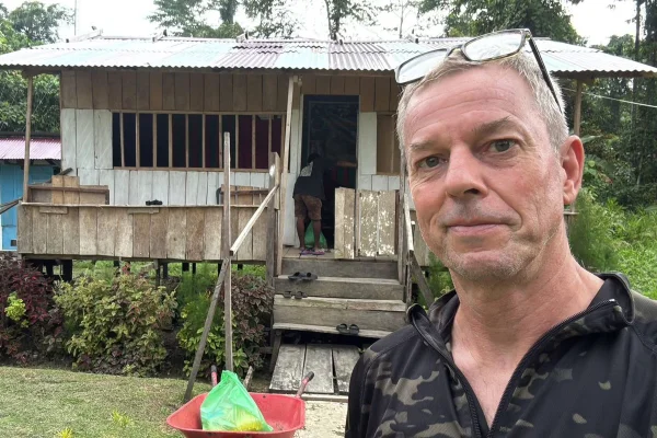 Imagem colorida de homem britânico na Indonésia que sanguessuga entrou no seu olho - Metrópoles