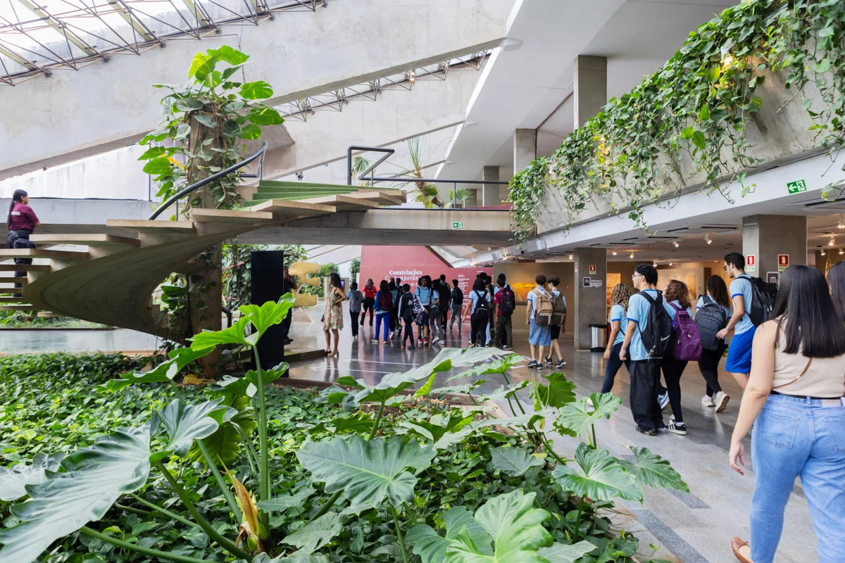 Estudantes da rede pública visitam a Exposição Constelações Contemporâneas da Cena artística de Brasíia Estudantes da rede pública visitam a Exposição Constelações Contemporâneas da Cena artística de Brasíia